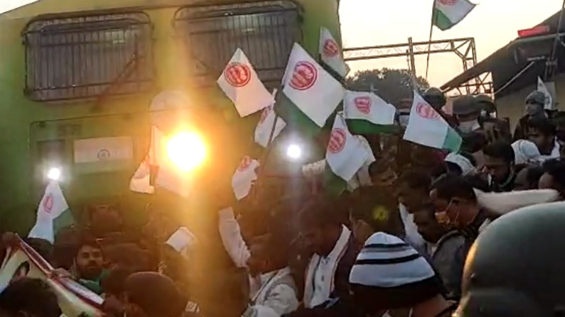 #BharatBandh: Swabhimani activists block train in Buldana