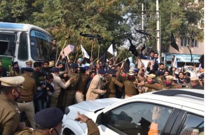 Delhi protesting farmers shows black flag to CM Manoharlal Khattar