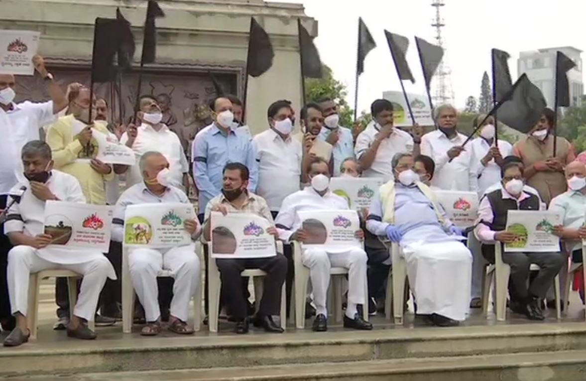 Congress in Karnataka backs India Bandh, agitation in front of Vidhan Soudha in Bangalore showing black flags