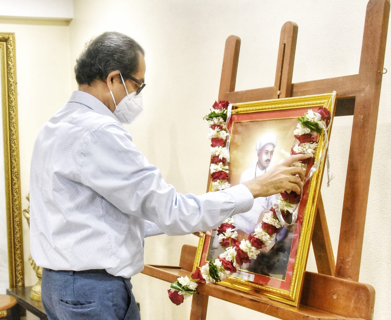 Chief Minister Uddhav Thackeray greets Sant Jagannade Maharaj