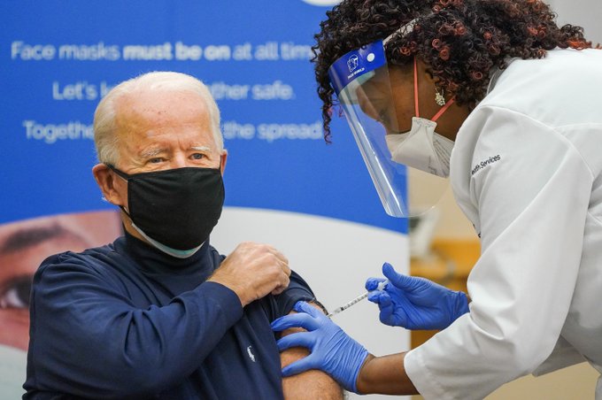 This president receives corona vaccine in public
