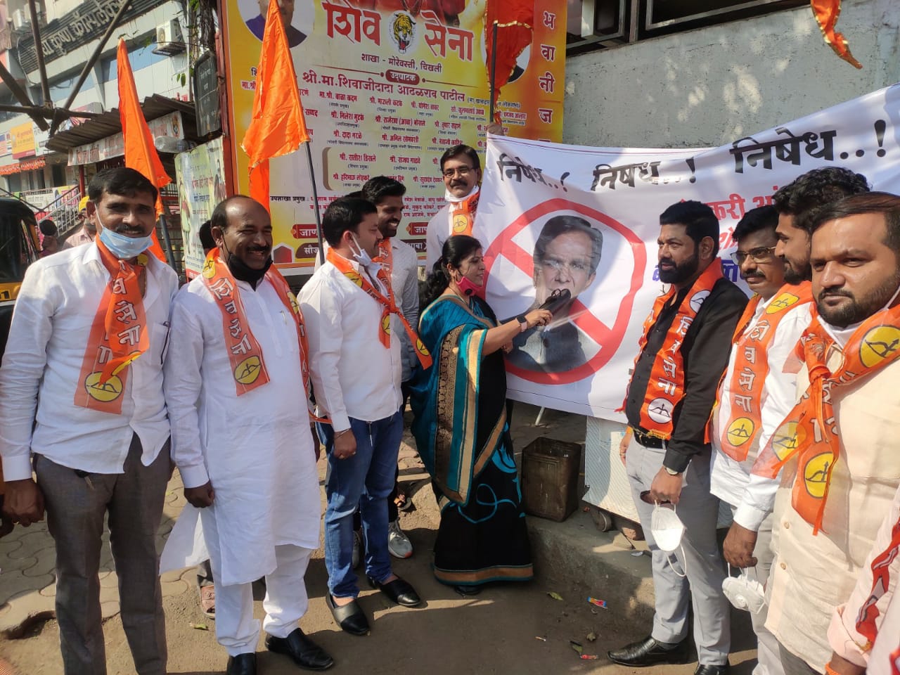 Protest by slapping the image of Minister Raosaheb Danve in the case of absurd statement