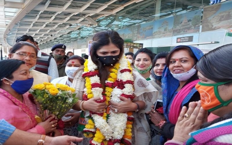 Pankaja Munde receives a warm welcome at Bhopal Airport