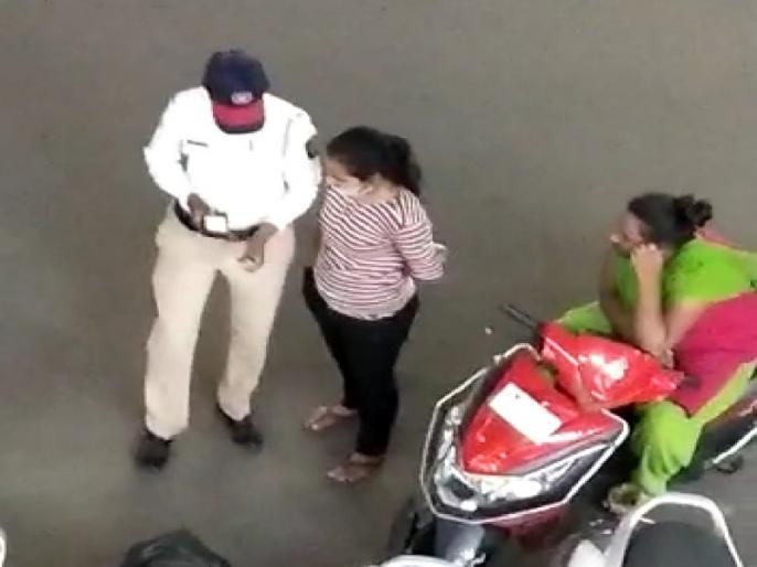 खिशात लाच स्वीकारताना महिला वाहतूक पोलीस सोशल मीडियावर ‘व्हायरल’