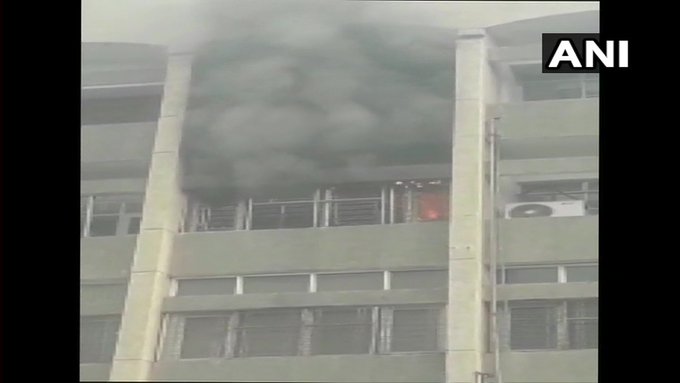 A huge fire broke out in the nursing room of Safdarjung Hospital in Delhi