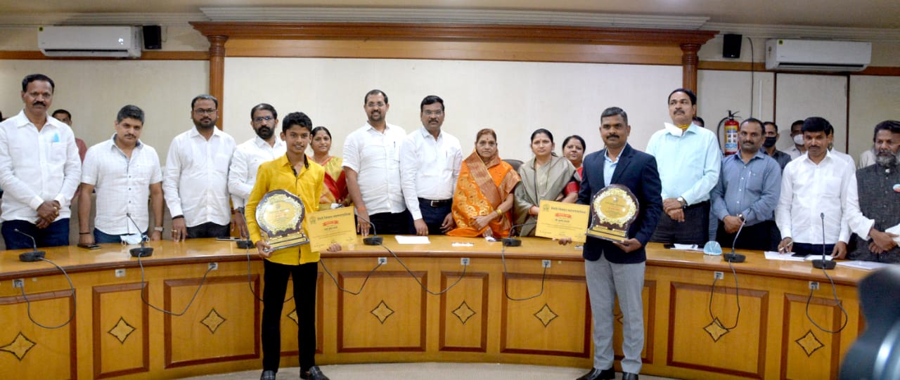 Child climbers Sai Kavade and Krishna Dhokale felicitated by Mayor Mai Dhore