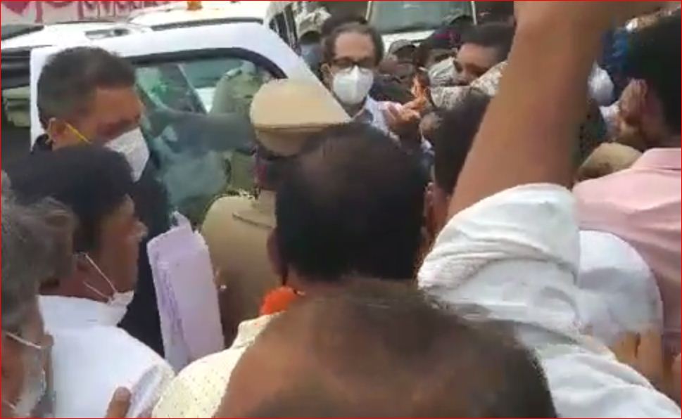 Shivsena CM Uddhav Thackeray stops while on way in Chandrapur for farmers listen demands and promise to action