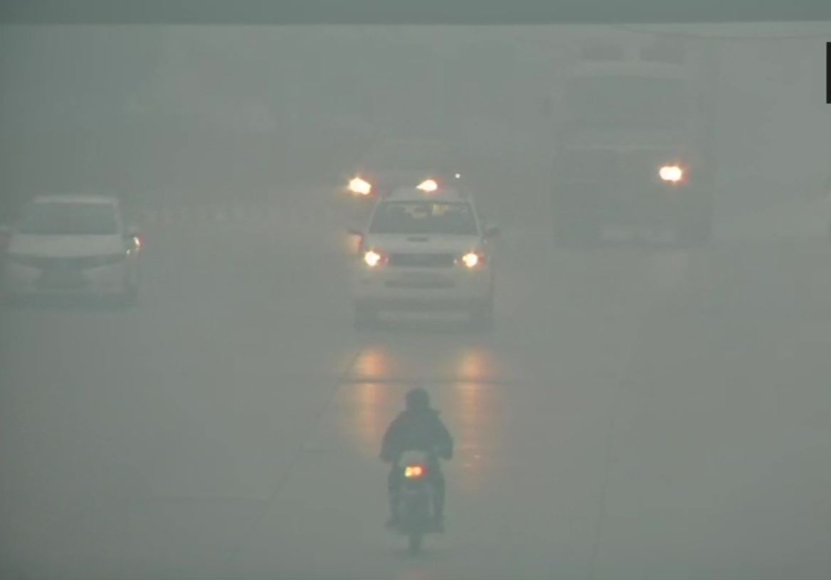 Visibility is reduced due to thick fog in the capital Delhi