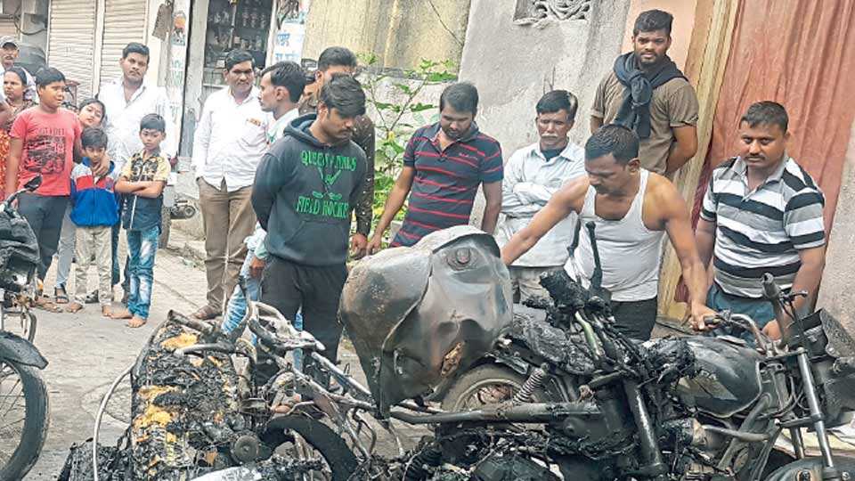 Man vandalising and damage fire to vehicles in kothrud