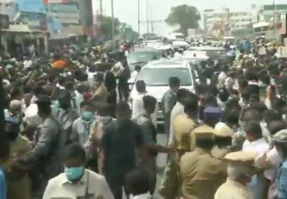 Congress leader Rahul Gandhi was warmly welcomed by supporters at Perundurai in Erode in Tamil Nadu