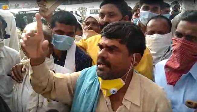 Unique agitation against sugar co-directors in Aurangabad by giving bottles of liquor and mutton
