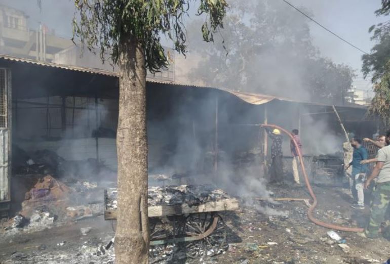 Terrible fire at Tilak Bazaar in Wardha