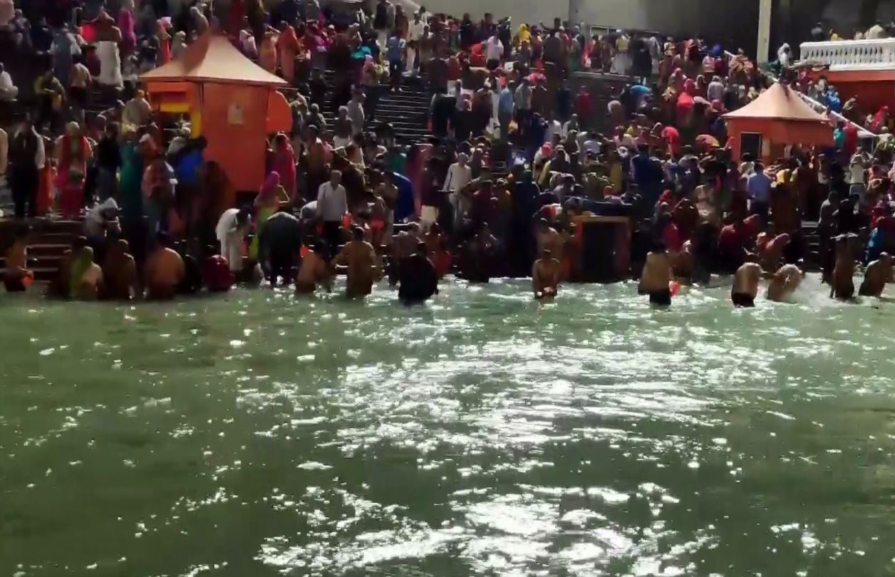 Devotees have flocked to Haridwar to take a holy bath on the occasion of Magh Pournima.