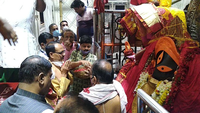 Madhya Pradesh Chief Minister Shivraj Singh Chouhan offered prayers at the Kalighat temple in Kolkata today