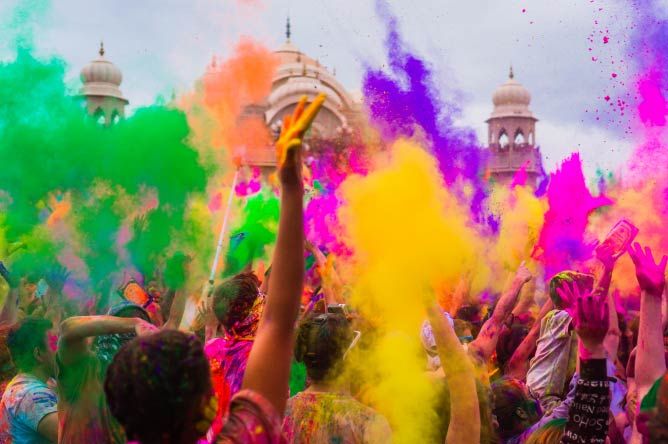 Special tips to protect skin from Holi colors
