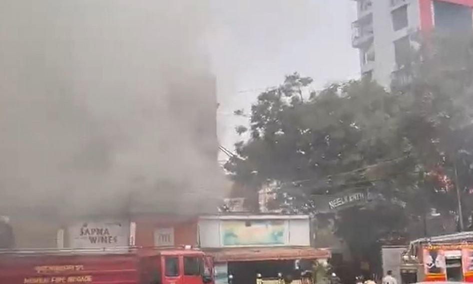 A huge fire broke out at Neelkanth Bhavan in Sakinaka area