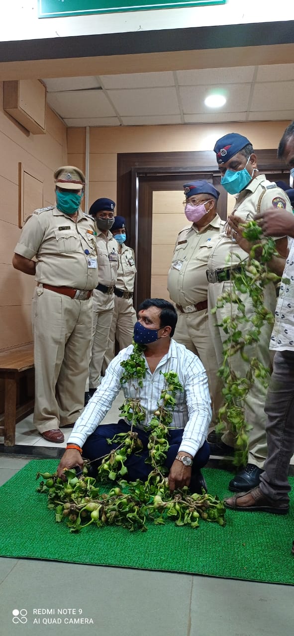 Shiv Sena corporator Sachin Bhosale's unique agitation against Jalparni; The administration protested by wearing a garland of water hyacinths