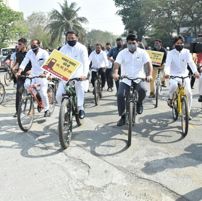 Protest against fuel price hike; Congress ministers reach the legislature by bicycle