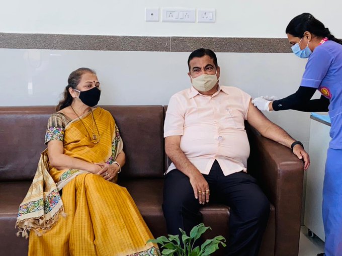 Union Minister Nitin Gadkari took his wife's first dose of Corona