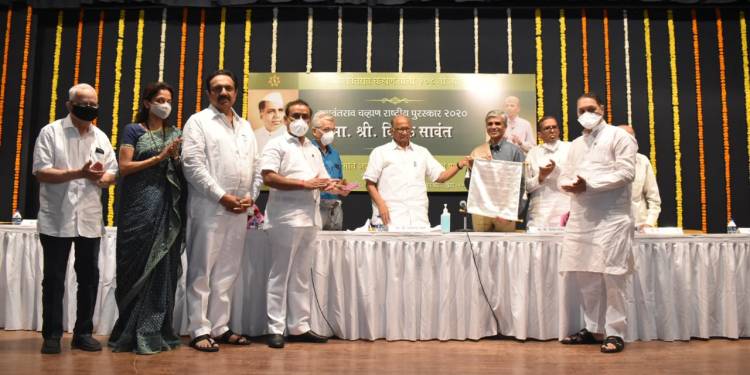 NCP President Sharad Pawar presents 'Yashwantrao Chavan National Award' to Vivek Sawant