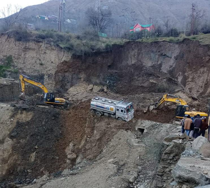 Srinagar-Jammu National Highway jammed this morning due to landslide at Shabanbas Banihal