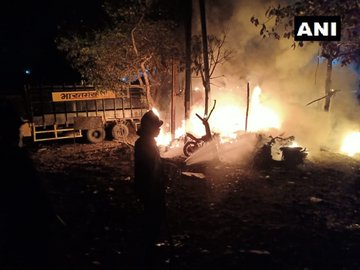 A fire broke out at an auto garage in Thane's Daighar area