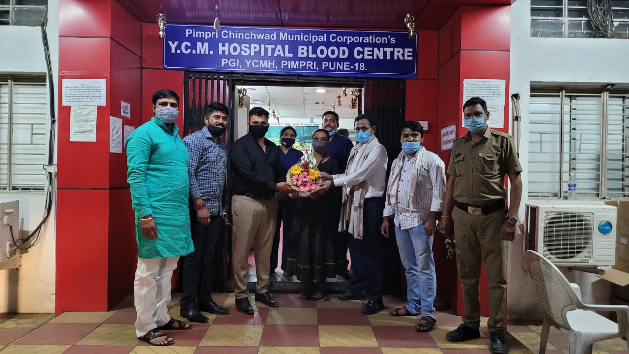 Yuva Morcha felicitates prominent blood bank employees in the city on BJP foundation day