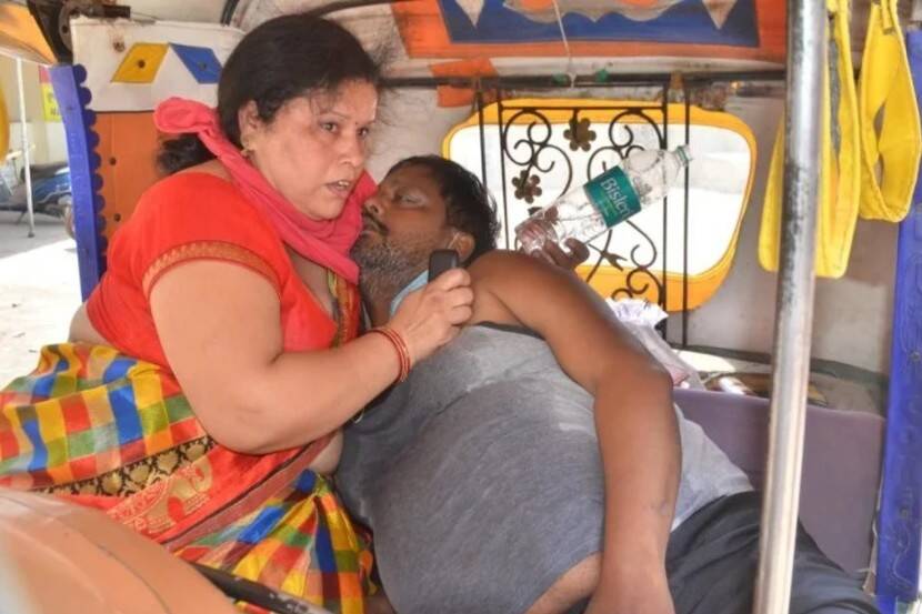 Shocking! Three hospitals refused due to lack of beds, wife kept giving oxygen in the rickshaw but…
