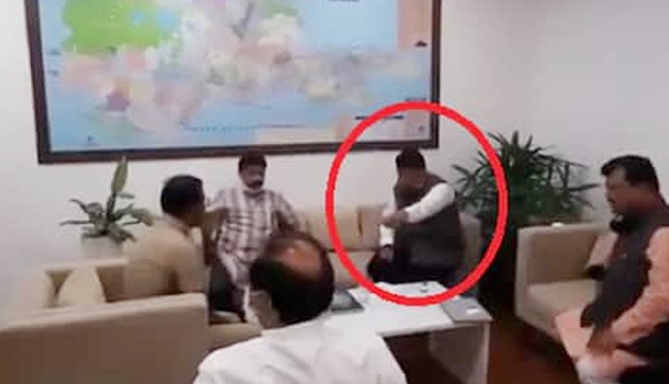 Devendra Fadnavis and Praveen Darekar enter police station at 12.30 pm! Well fired at the big bosses?