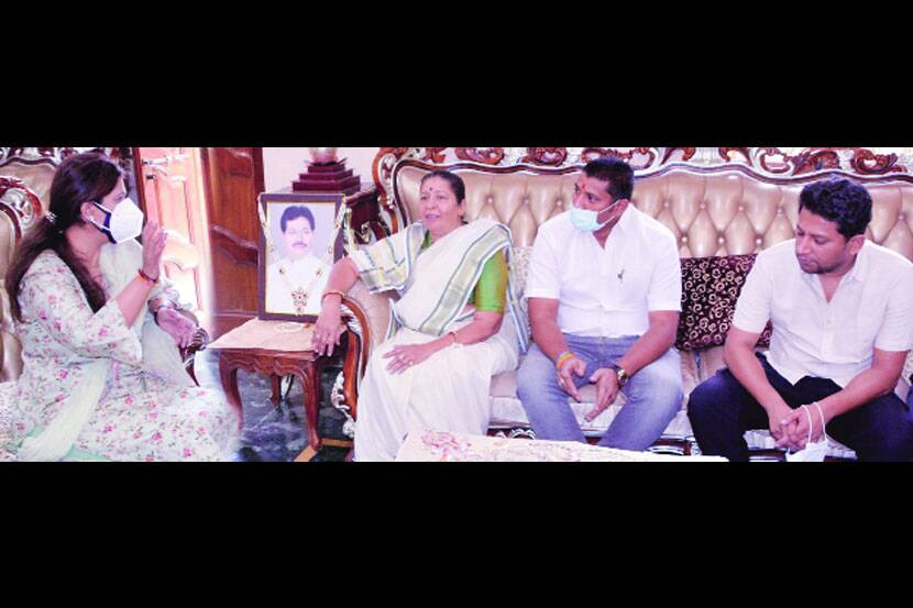 Consolation to Dilip Gandhi family from Pankaja Munde