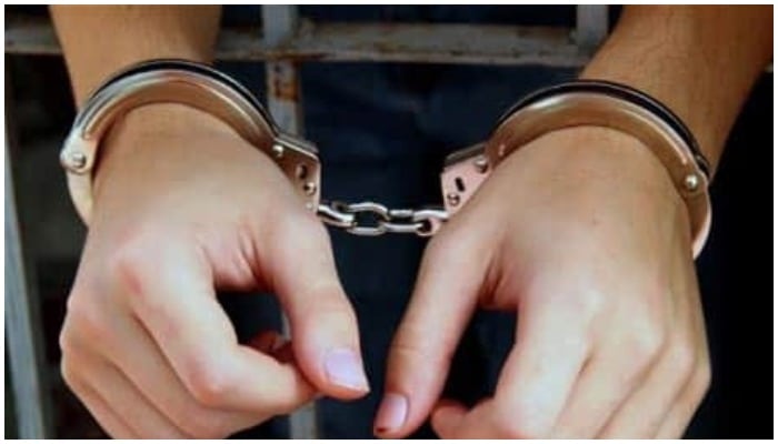 The accused, who had been absconding for seven years by defrauding the bullion of Rs six lakh, was handcuffed