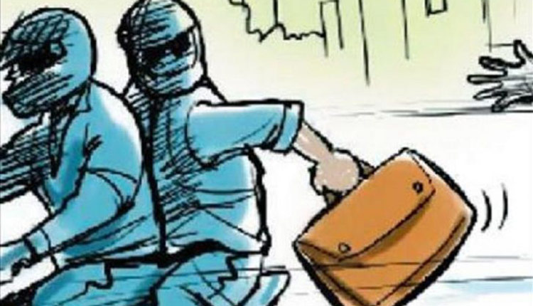 He snatched Rs 85,000 from a woman who came to buy a wedding