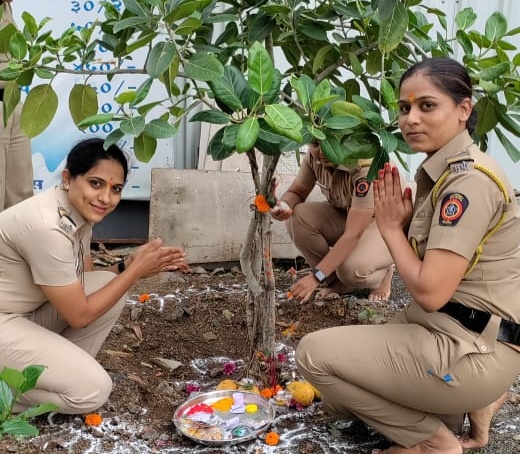 The women police celebrated Vatpoornima while Ann was on duty