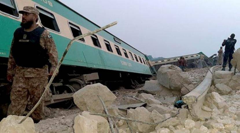 50 killed in Pakistan train crash