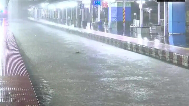 Rains continue in Mumbai, local services of Central Railway slowed down again