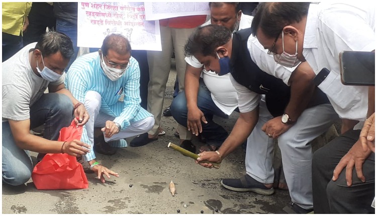 Pune City District Congress Committee's unique agitation in Pune by playing Viti Dandu against potholes on roads