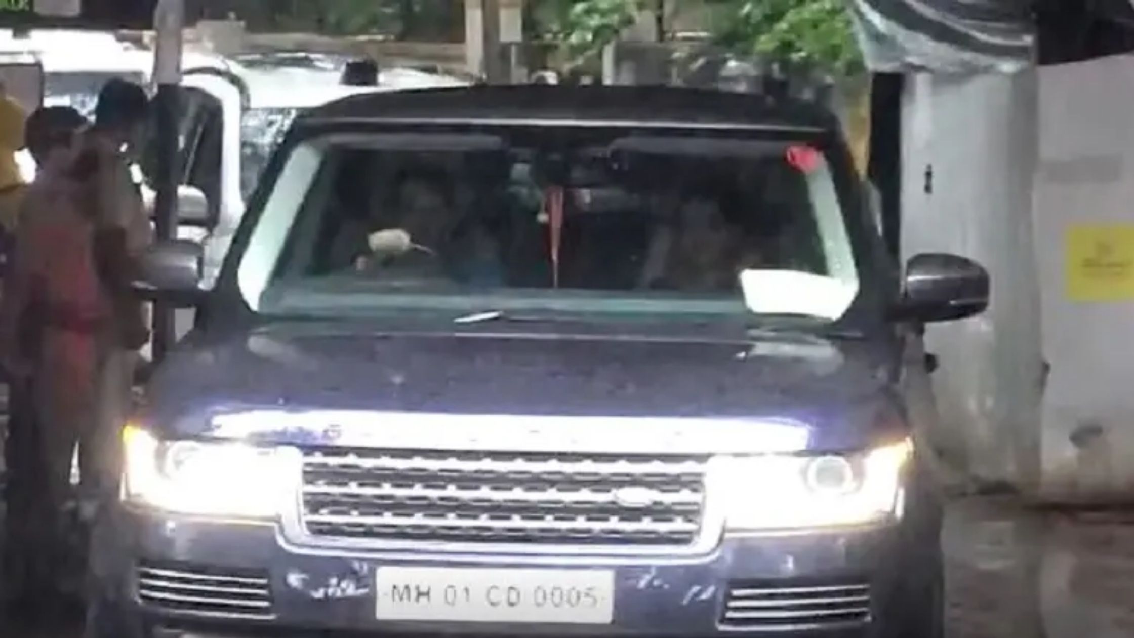 Chief Minister Uddhav Thackeray's wife leaves Mumbai for Pandharpur