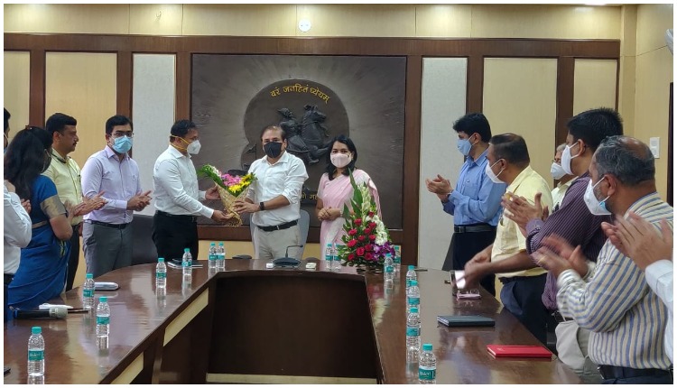 Ravindra Binwade accepted the post of Additional Municipal Commissioner (J) of Pune Municipal Corporation