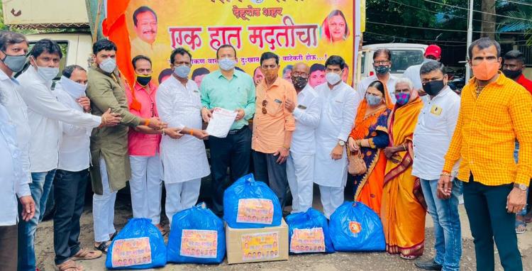 Dehuroad Shiv Sena provides clothes and essential items for flood victims