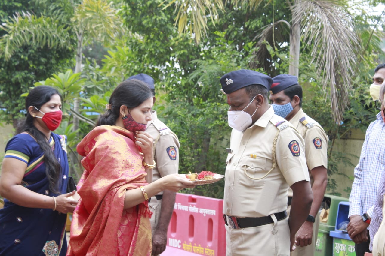 Constructor: Expressed gratitude to the police by tying rakhi