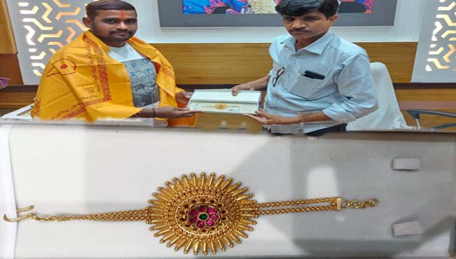 Devotees offer 2 ounces of gold rakhi to Shri Vitthal