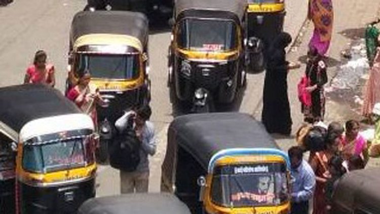 Traffic police and RTO take action against 900 rickshaw pullers in Pune