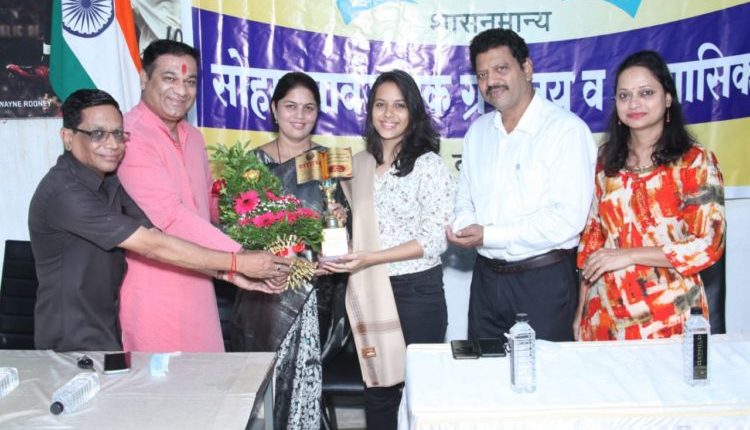 Aditi Katare, who was selected in the Air Force, was felicitated on behalf of Soham LibraryB
