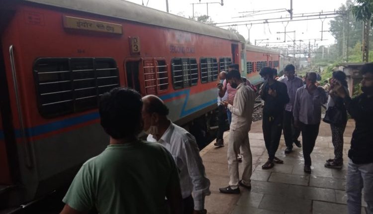 Local services disrupted due to derailment of Indore-Daund railway coaches