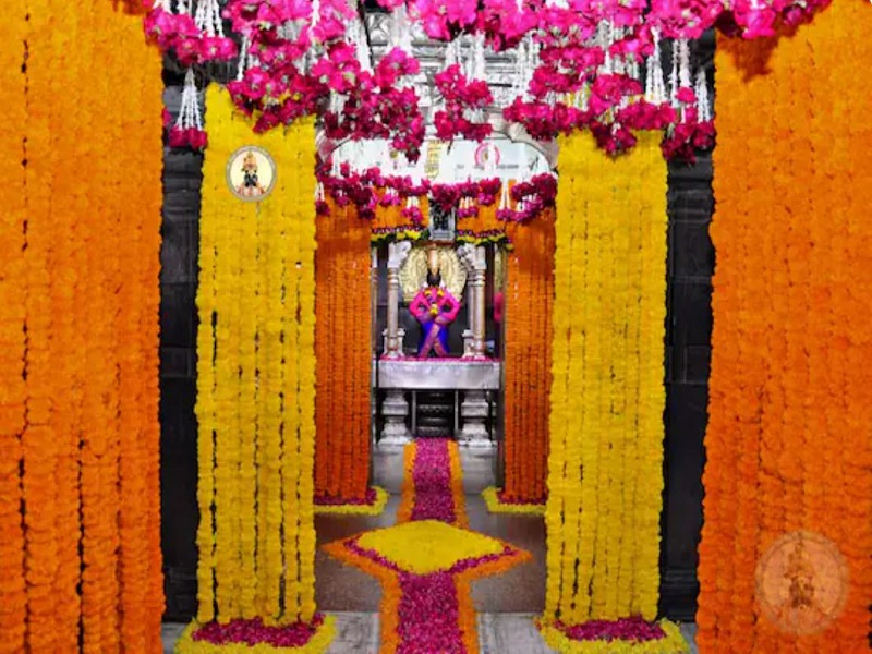 Today is the last hearing on Monday, the Vitthal temple in Pandharpur is decorated with attractive flowers