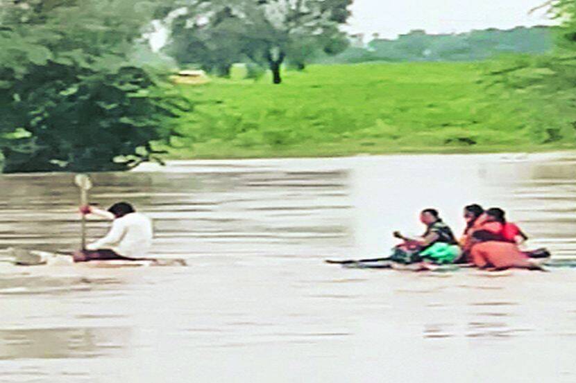 In Parbhani, a married woman carrying the keys of childbirth travels across the river by raft