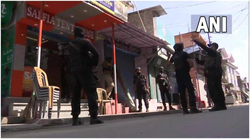 Firing on police team in Srinagar; One young man was injured
