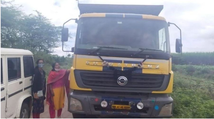 Jyoti Devaren's bang! Nilesh Lankan caught a truck stealing sand