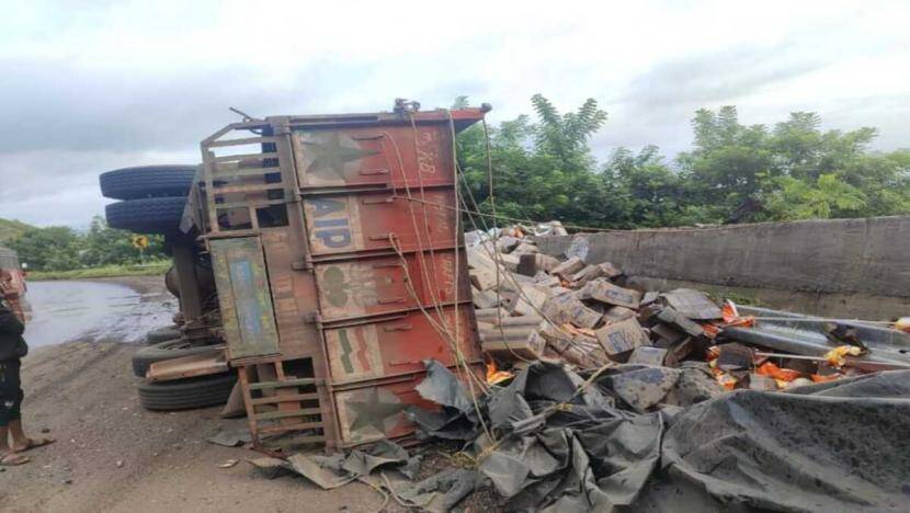 A truck carrying edible oil overturned in Khambhatki Ghat