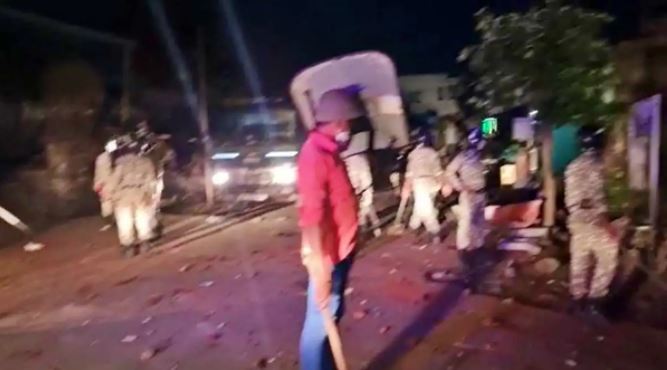 Tufan Radha in Osmanabad from a Facebook post about Aurangzeb, stone pelting by the crowd; Four policemen were injured